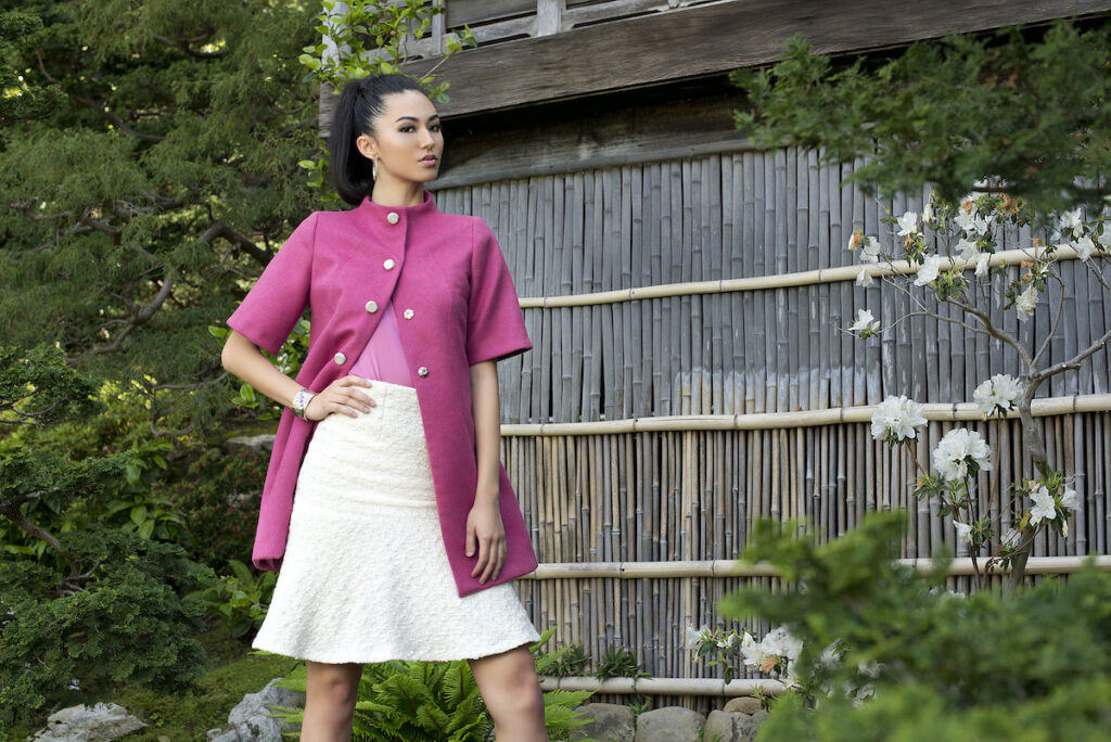 Short-sleeve coat in pink cashmere wool coating featuring curved seams